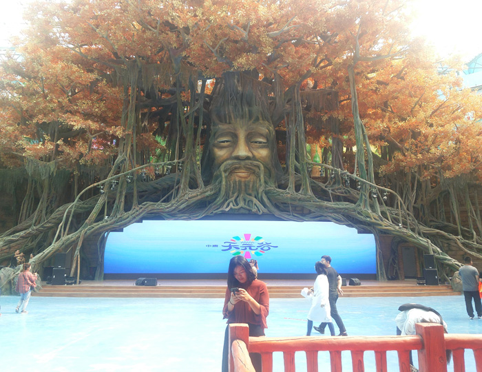 Tianyuan Valley Resort, Tangshan, Hebei, big tree expression stage and Nuwa patch up the sky