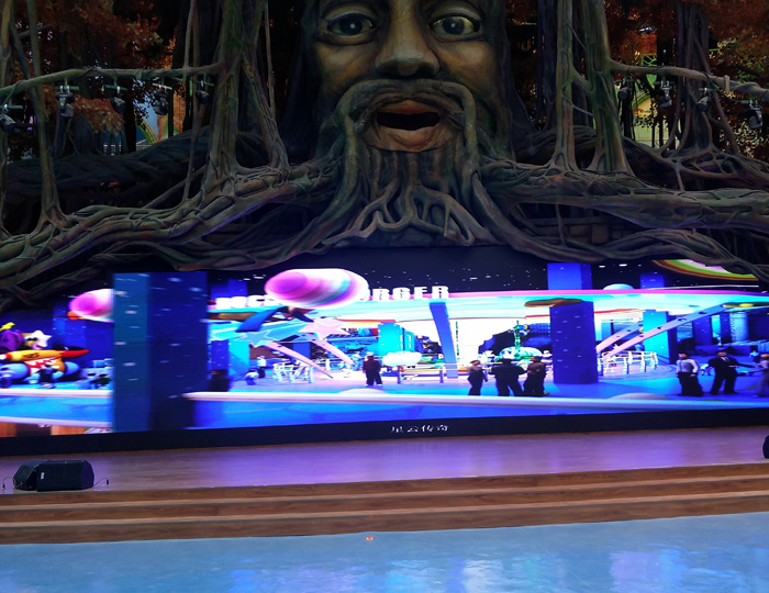 Tianyuan Valley Resort, Tangshan, Hebei, big tree expression stage and Nuwa patch up the sky